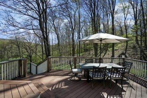 28 Kings Point Ln, Washingtonville NY  10992-2026 exterior