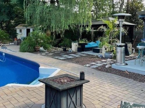 33 Twisting Dr, Lake Grove, NY 11755-1825