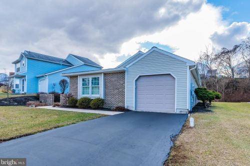 6256 Highlands Cir, Harrisburg, PA 17111-6937