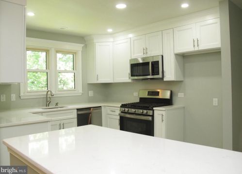 448 Willow Dr, Riverton NJ  08077-3420 exterior