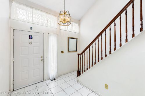 29 Oak Mews Ct, Tinton Falls, NJ 07712-7275