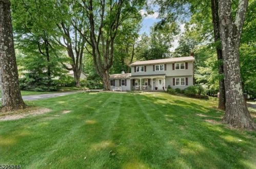 81 Hunters Ln, Sparta, NJ 07871-2514