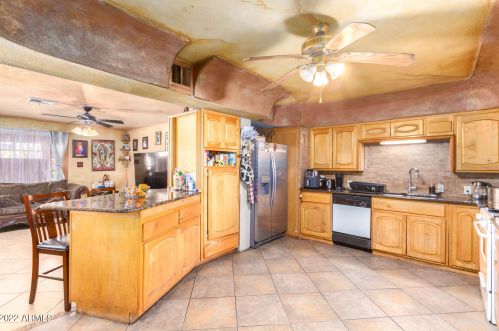 3319 61 St, Phoenix AZ 85033-4112 exterior