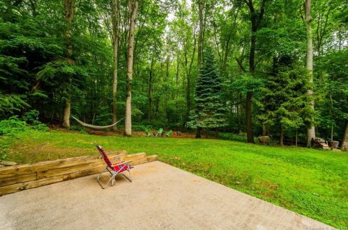 13 Bobwhite Trl, Gales Ferry CT  06335-2002 exterior