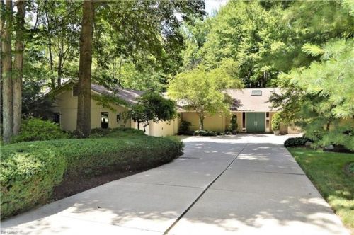 21819 Meadows Edge Ln, Cleveland, OH 44149-2864