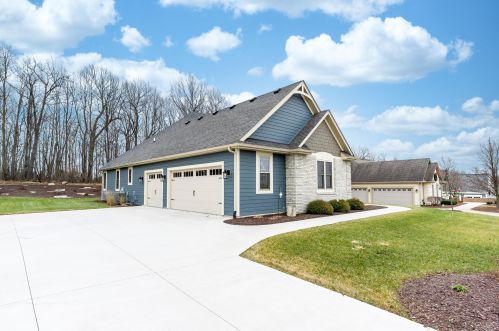 3282 Creekwood Cir, Jackson, WI 53037-8927