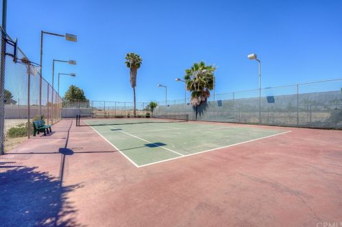 12750 Centralia St, Lakewood CA  90715-2418 exterior