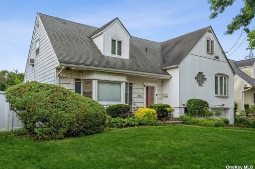 566 Saddle Ridge Rd, Woodsburgh, NY 11598-1552