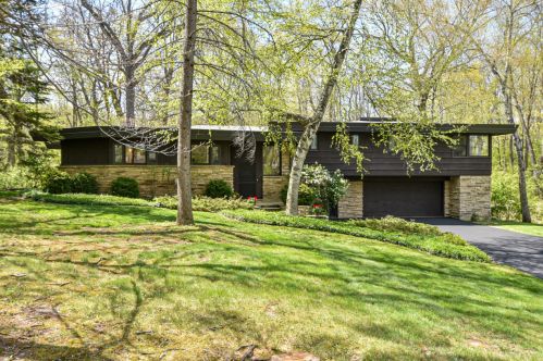 5001 Parkview Dr, Thiensville, WI 53092-2028