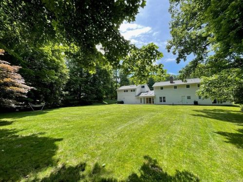 17 Suzanne Ln, Pleasantville, NY 10570-1511