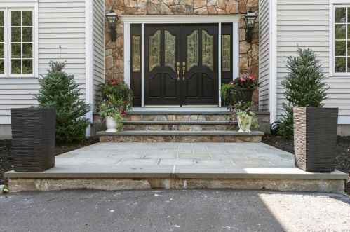 18 Cherry Gate Ln, Bridgeport, CT 06611-4056