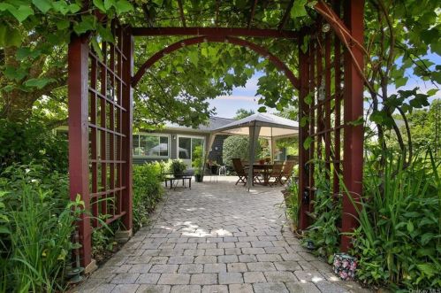 5 Augusta Pl, White Plains NY  10603-1901 exterior