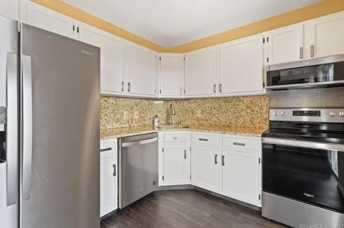 30 Thames Height Ln, Groton, CT 06340-2839