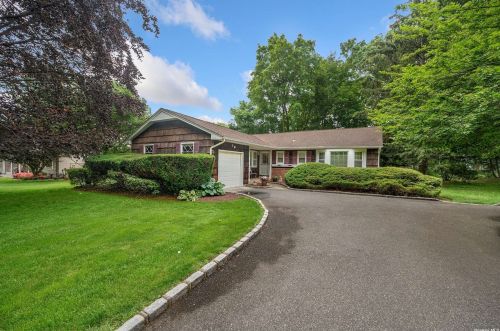 5 Markwood Ln, Elwood, NY 11731-4013
