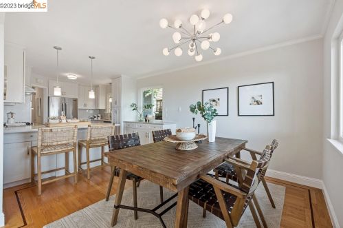3135 Holyrood Dr, Oakland, CA 94611-2543