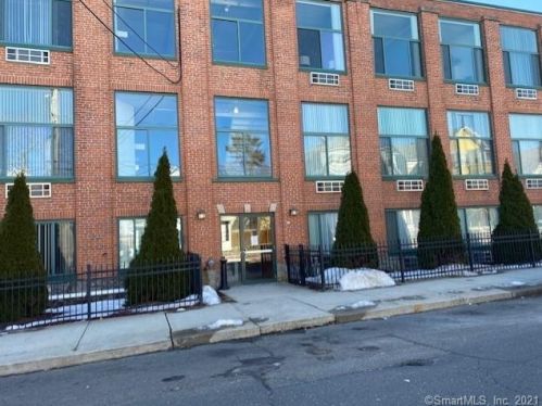 390 Charles St, Bridgeport CT  06606-5651 exterior