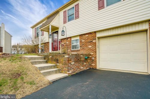 10 White Crow Cir, Limerick, PA 19468-3026