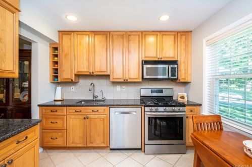 16 Salem Ct, Airmont, NY 10901-7209