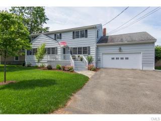 420 Lalley Blvd, Fairfield, CT 06824-6712