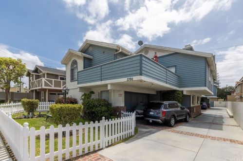2704 Carnegie Ln, Redondo Beach, CA 90278-3908