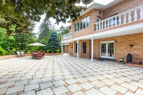 18 Linden Ln, Westbury NY  11568-1610 exterior