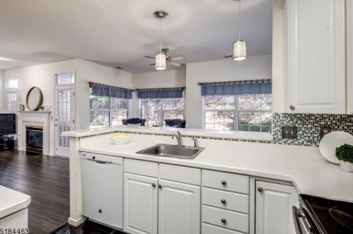 8 Four Oaks Rd, Bedminster NJ  07921-2054 exterior