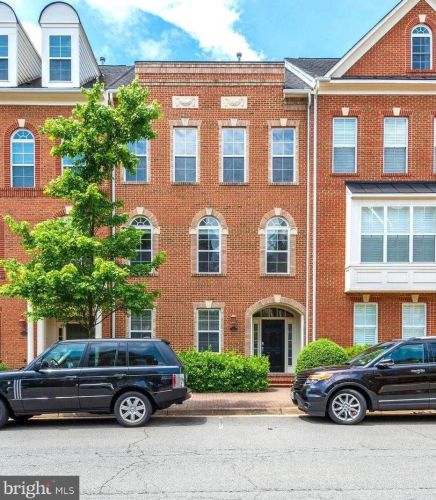 122 Fortnightly Blvd, Herndon, VA 20170-3752