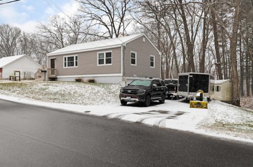 66 Franklin St, Derry, NH 03038-1949