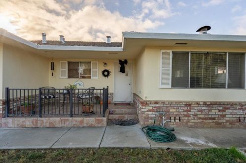 1341 Loma Vista Dr, Hollister CA  95023-6209 exterior