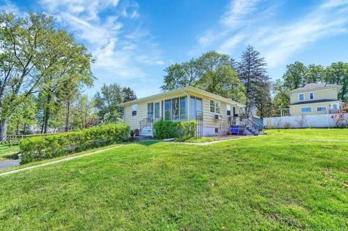 61 Ohio Ave, Congers, NY 10920-2513