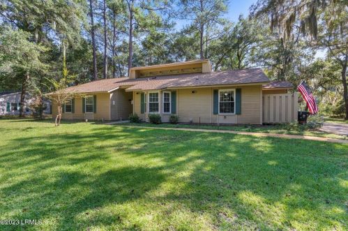 9 Sea Gull Dr, Beaufort, SC 29907-1315