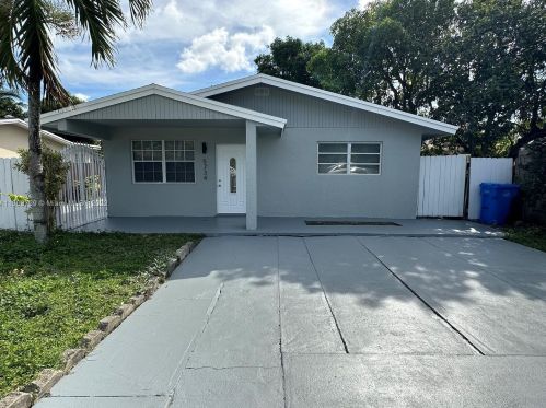 5734 37 St, Hollywood FL 33024-8402 exterior