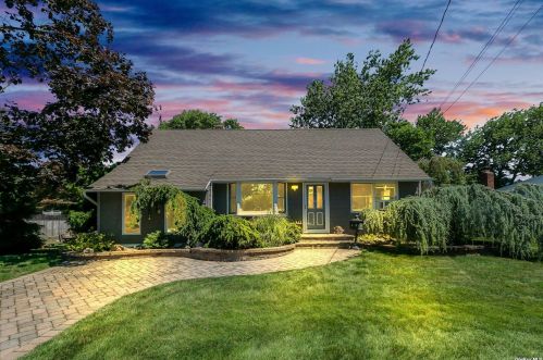61 Roderick Rd, West Islip, NY 11795-2624