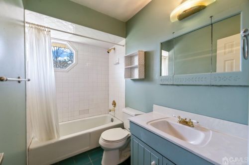 2 Perry Rd, East Brunswick NJ  08816-1324 exterior