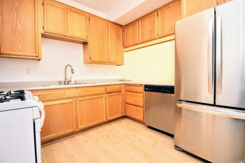 943 Kingwood St, Santa Rosa, CA 95401-6509