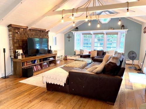 83 Maltbie Ave, Stamford CT  06902-1109 exterior