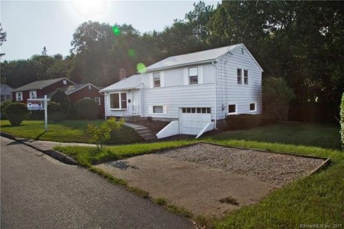 28 Fairground Cir, Norwich, CT 06360-6529