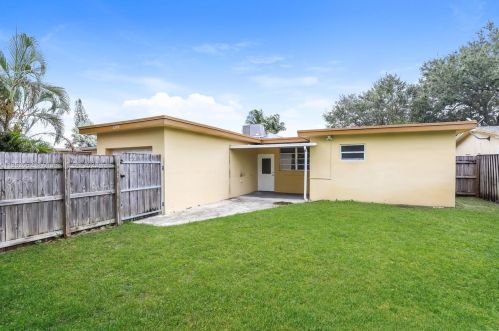 2200 55th Ave, Hollywood FL  33021-3322 exterior