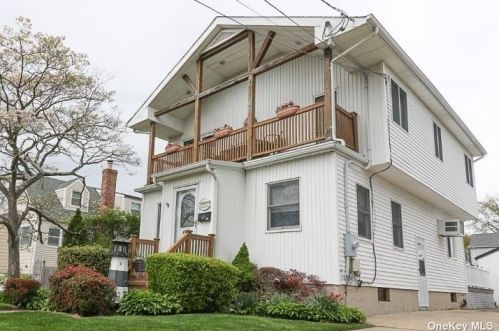 666 4th St, North Lindenhurst, NY 11757-5612
