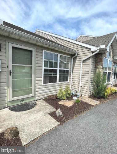 29 Johns Dr, West Enola, PA 17025-2694