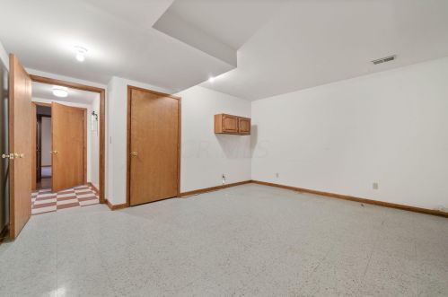 2375 Chickasaw Dr, London OH  43140-9014 exterior