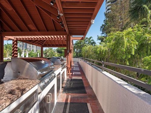 6075 Pelican Bay Blvd, Naples FL  34108-8169 exterior