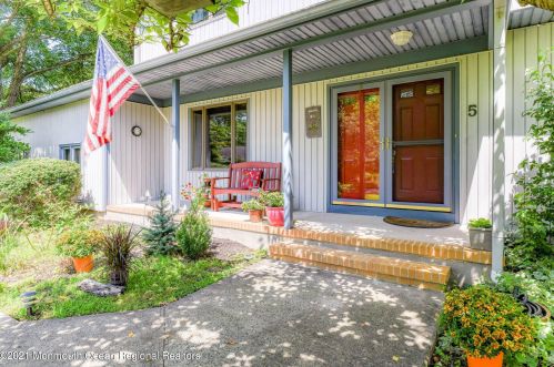 5 Julia Ct, Tinton Falls, NJ 07712-3158