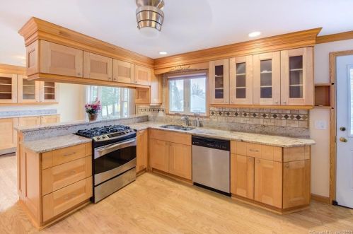 113 Campbell Rd, Bridgeport, CT 06606-1005