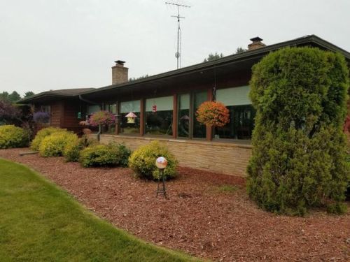 936 Lakeshore Dr, Cleveland, WI 53015-1555