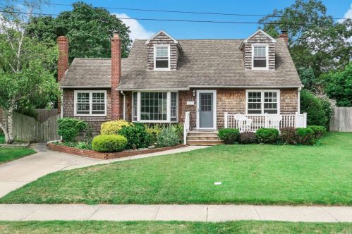 258 Schoenfeld Blvd, Canaan Lake, NY 11772-2737