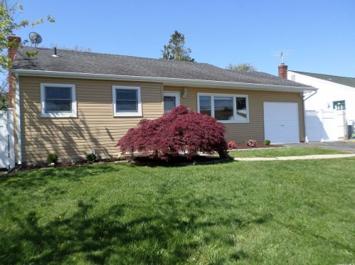 814 Delaware Ave, North Lindenhurst NY  11757-2811 exterior