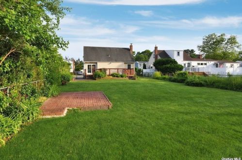 612 3rd Ave, Elwood NY  11731-3435 exterior