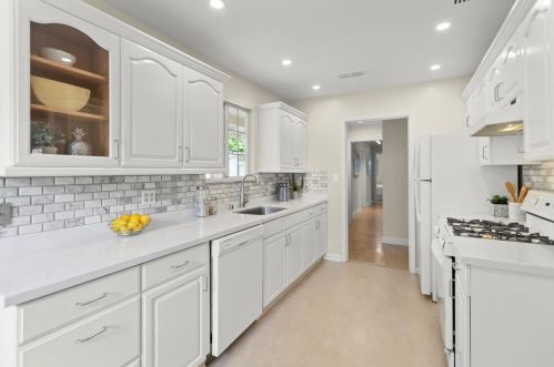 1657 Edgewood Dr, Palo Alto CA  94303-2821 exterior