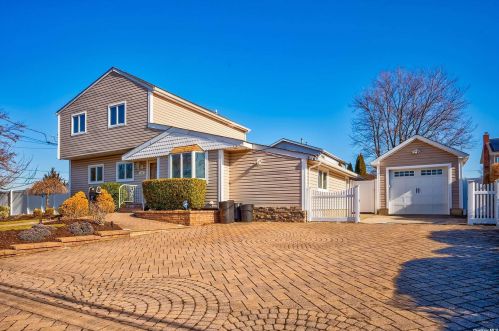 75 10th St, Deer Park, NY 11729-4125